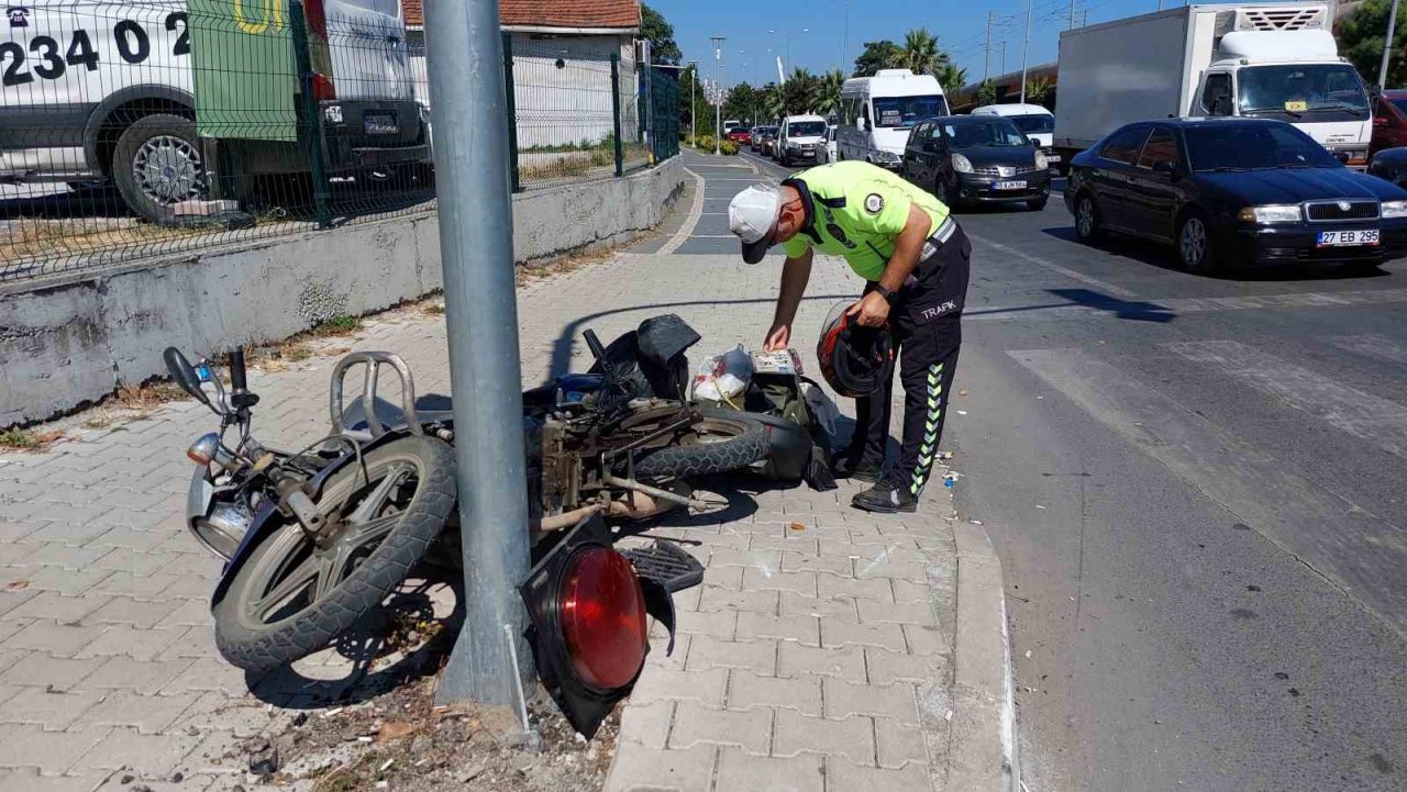 Samsun’da otomobil kırmızı ışıkta bekleyen motosiklete çarptı: 1 yaralı