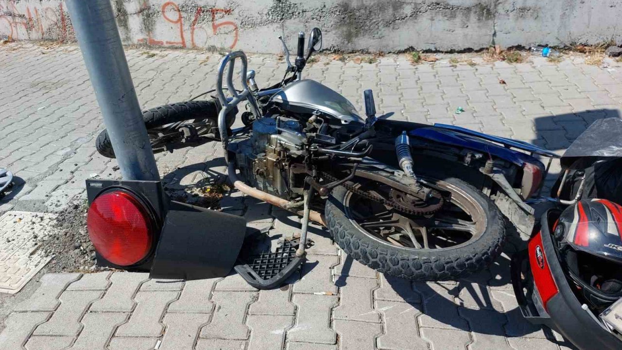 Samsun’da otomobil kırmızı ışıkta bekleyen motosiklete çarptı: 1 yaralı