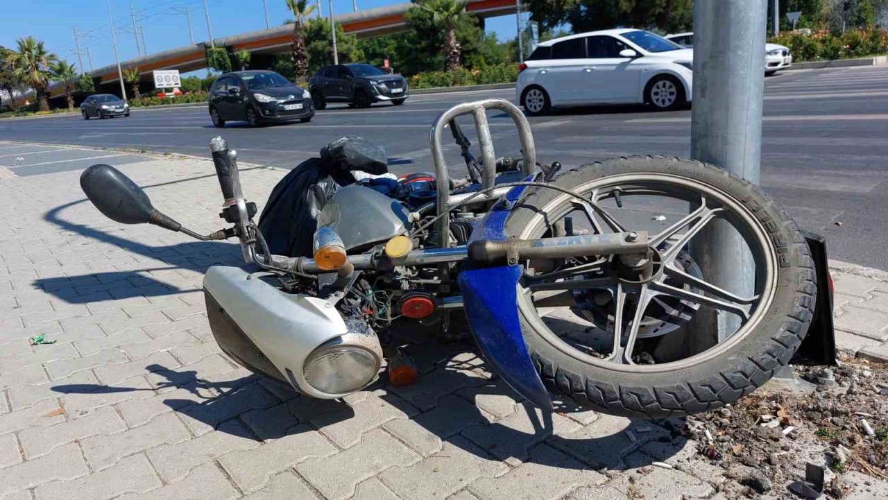 Samsun’da otomobil kırmızı ışıkta bekleyen motosiklete çarptı: 1 yaralı