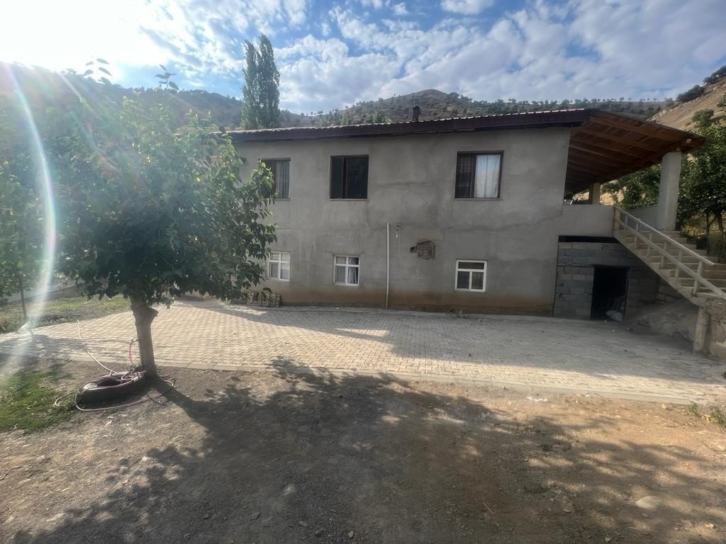 Beytüşşebap’ta köyler parke taşlarıyla döşeniyor