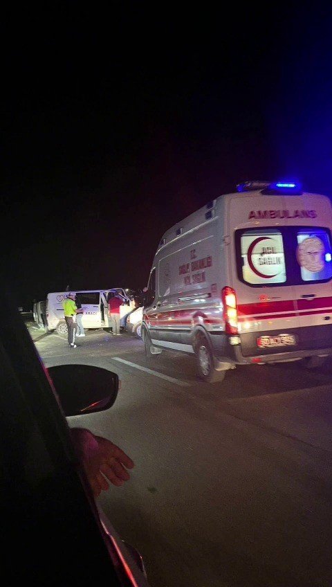 Tokat’ta zincirleme trafik kazası: 1’i jandarma 8 yaralı