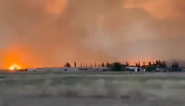 Komşudaki yangın rüzgarın etkisiyle yayılmaya devam ediyor