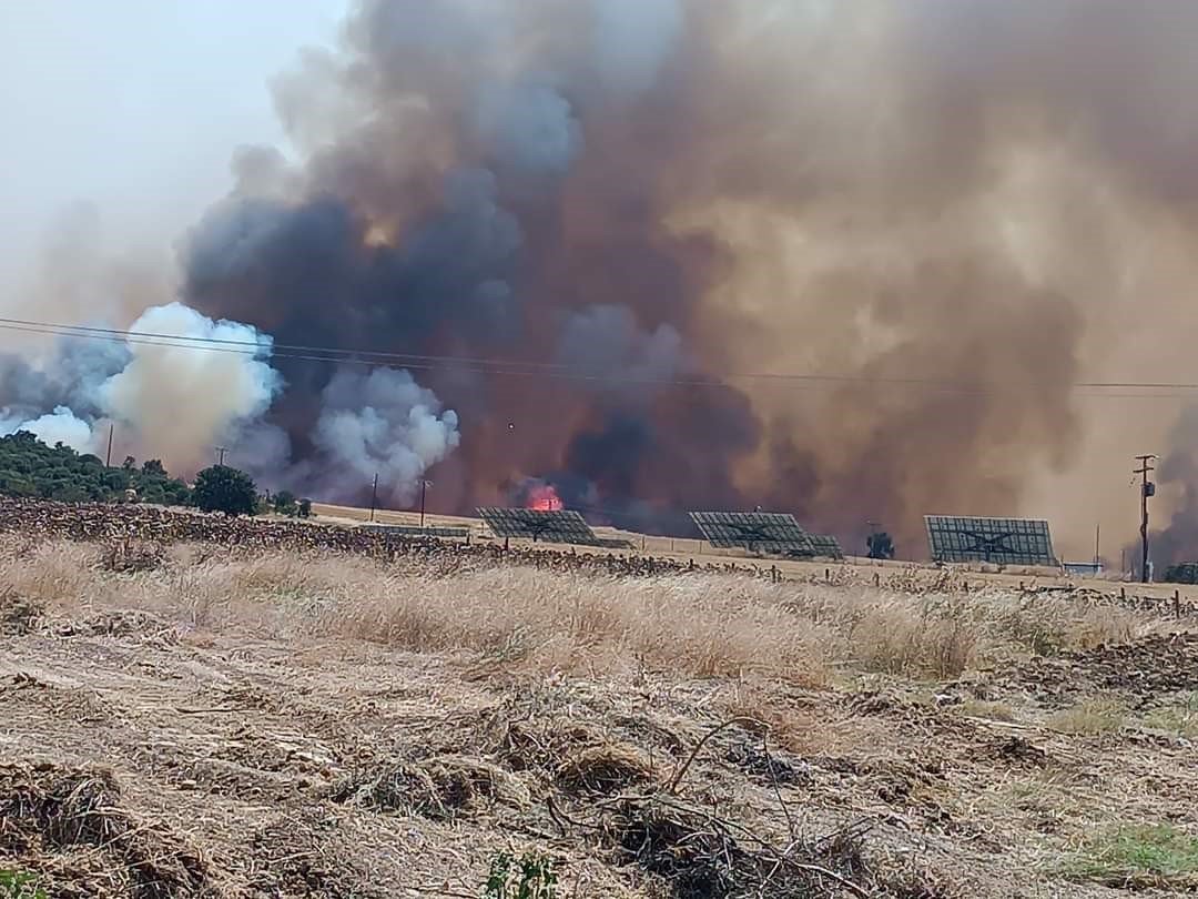 Komşudaki yangın rüzgarın etkisiyle yayılmaya devam ediyor