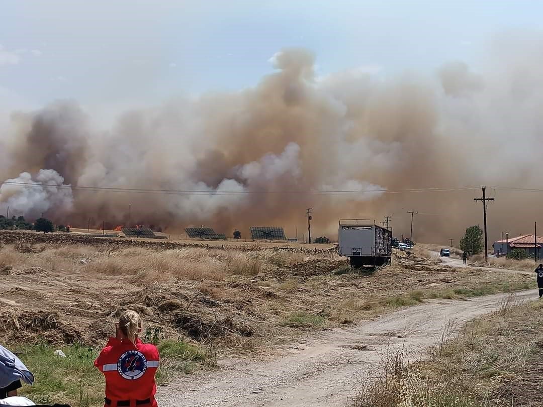 Komşudaki yangın rüzgarın etkisiyle yayılmaya devam ediyor