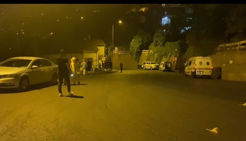 Silahlı saldırıya uğradı, kaçmaya çalışırken aracıyla evin çatısına uçtu