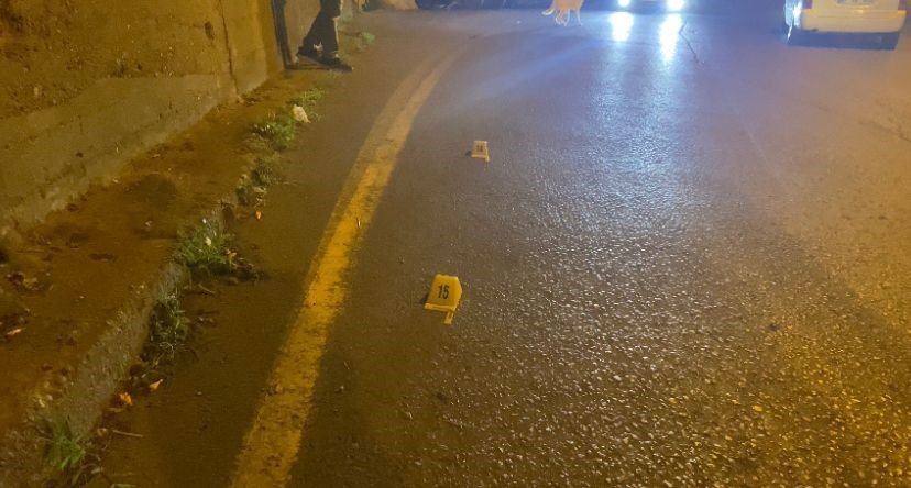 Silahlı saldırıya uğradı, kaçmaya çalışırken aracıyla evin çatısına uçtu