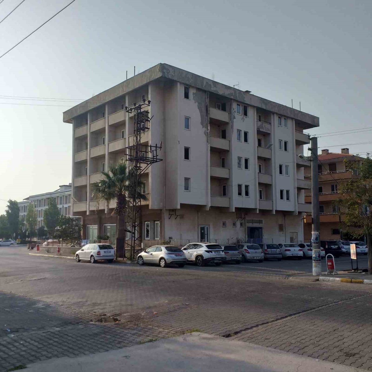 Kaçak olduğu iddia edilen eski PTT binasının ne zaman yıkılacağı merak konusu oldu