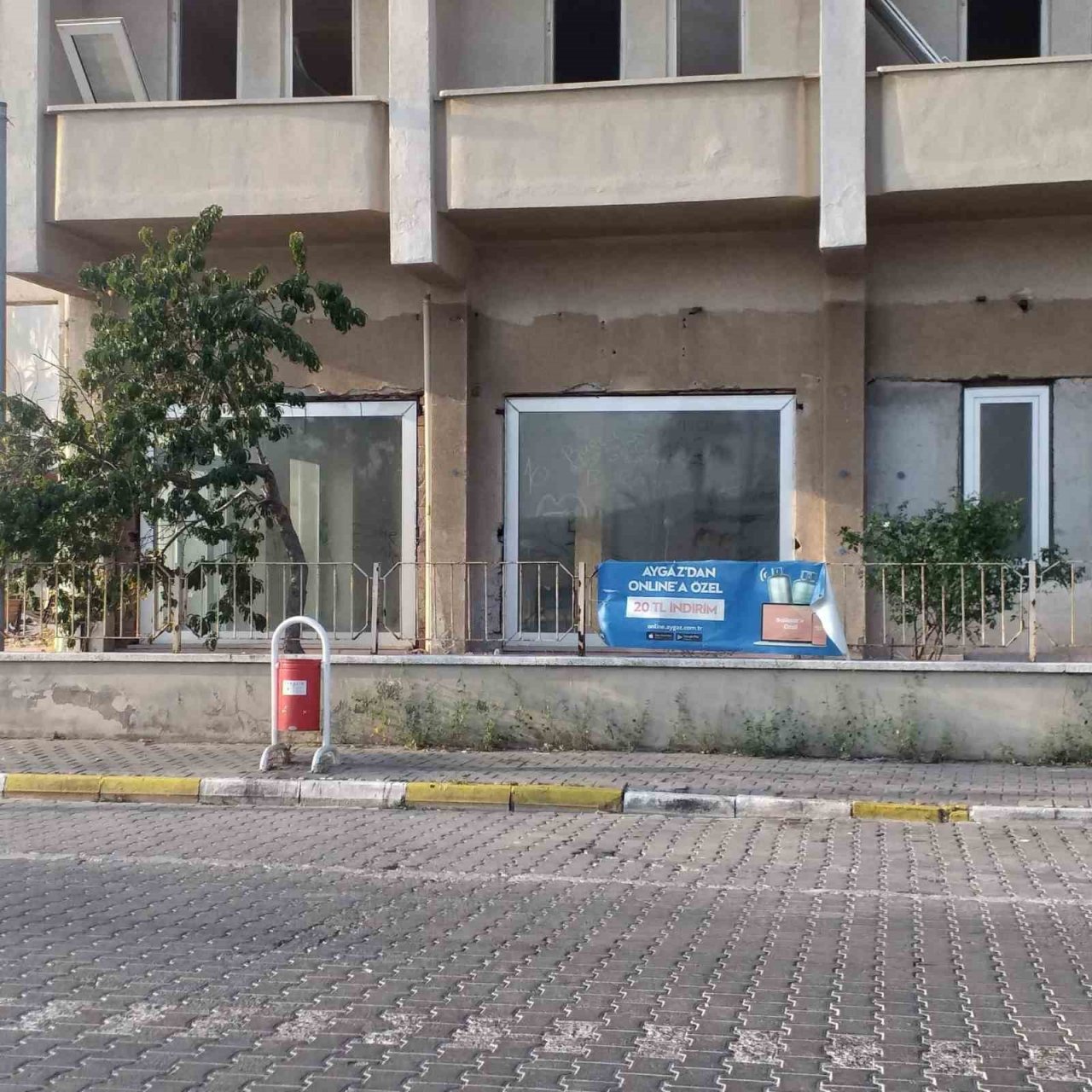 Kaçak olduğu iddia edilen eski PTT binasının ne zaman yıkılacağı merak konusu oldu