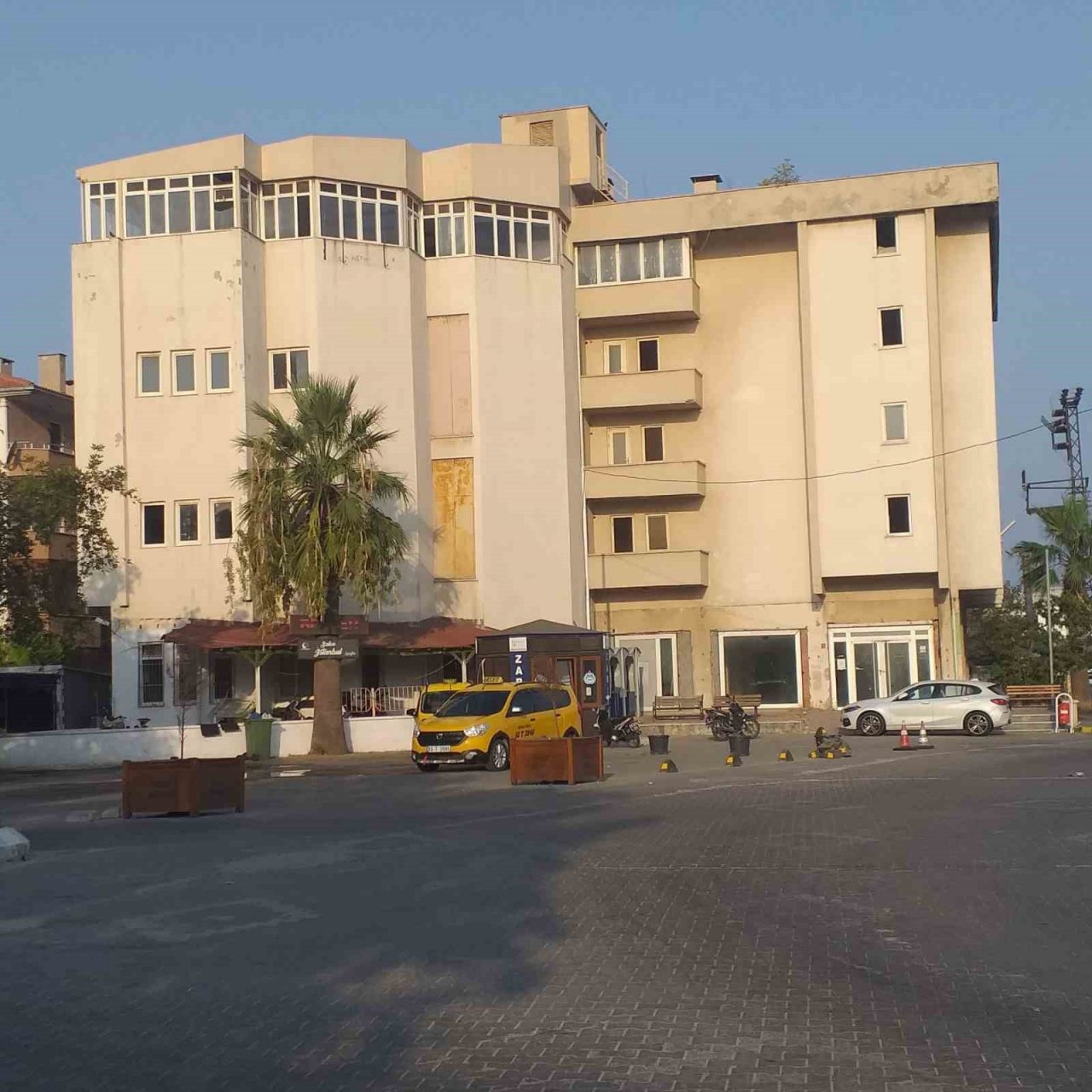 Kaçak olduğu iddia edilen eski PTT binasının ne zaman yıkılacağı merak konusu oldu