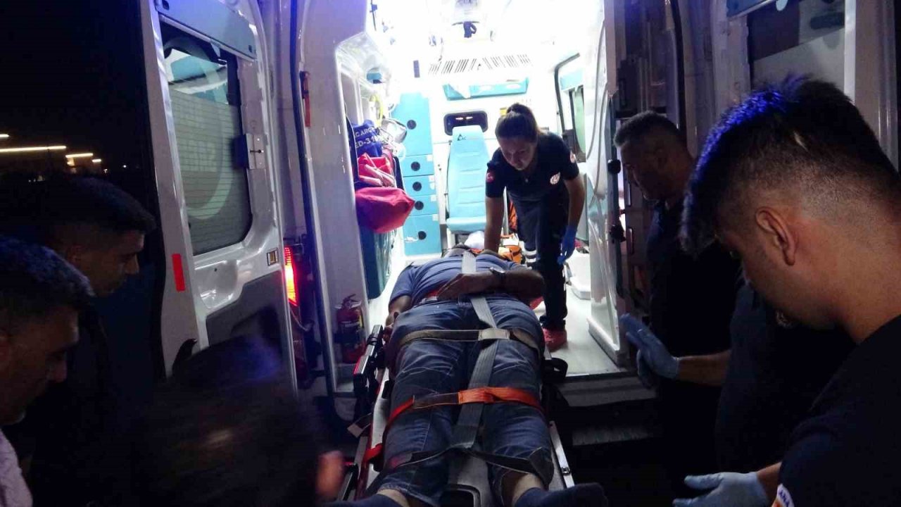 Adana’da otoyolda otomobiller çarpıştı, sıkışan sürücüyü itfaiye kurtardı