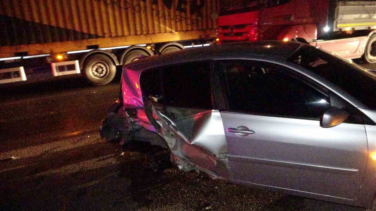 Adana’da otoyolda otomobiller çarpıştı, sıkışan sürücüyü itfaiye kurtardı