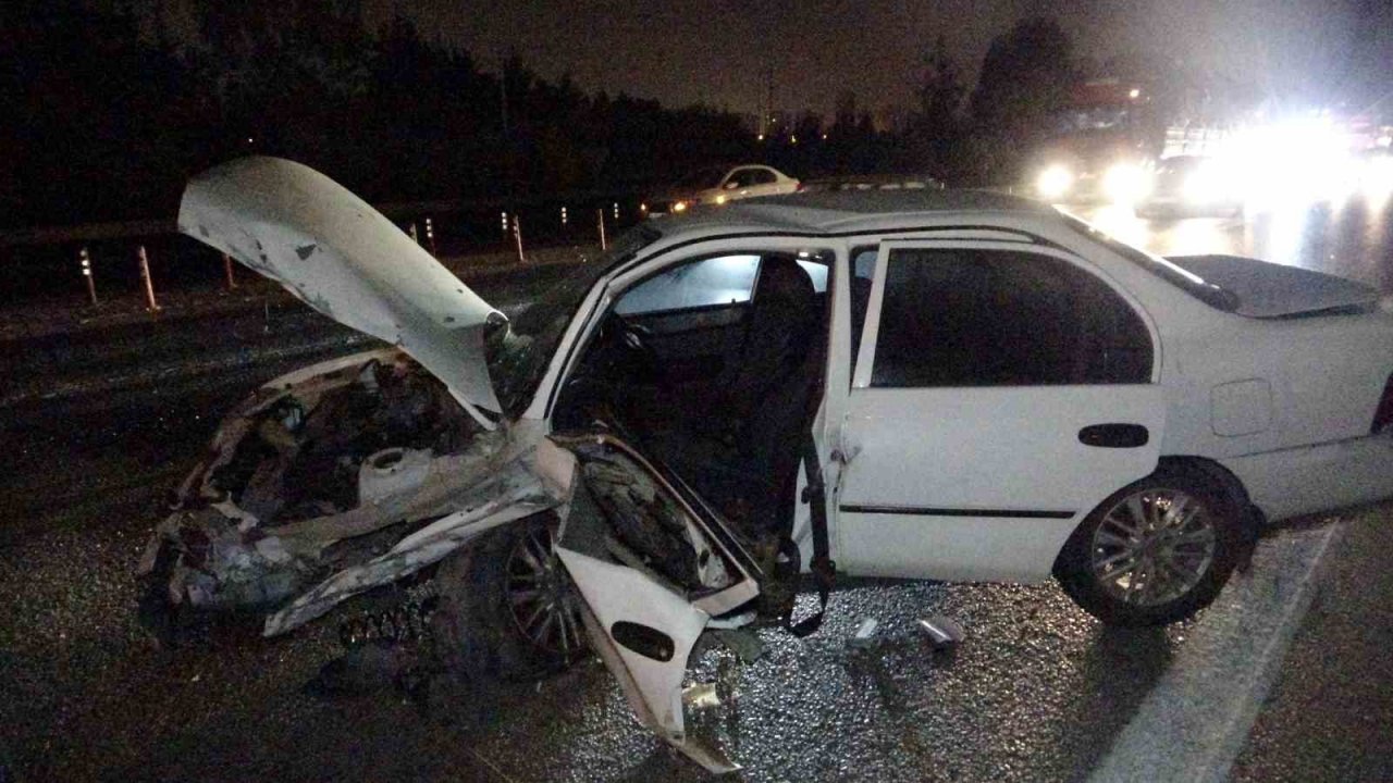 Adana’da otoyolda otomobiller çarpıştı, sıkışan sürücüyü itfaiye kurtardı