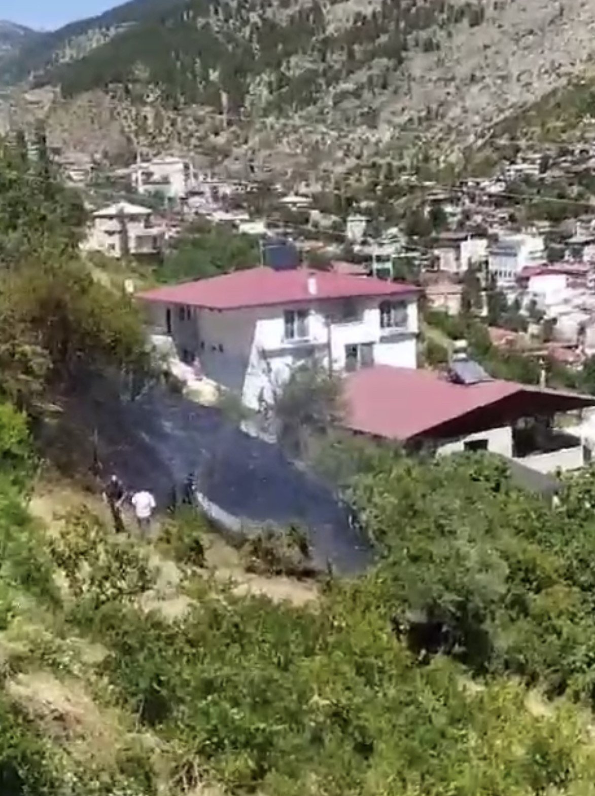 Saimbeyli de bir evin bahçesinde yangın çıktı