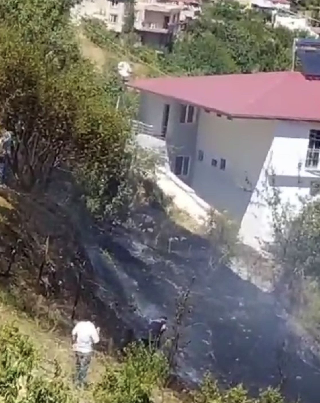 Saimbeyli de bir evin bahçesinde yangın çıktı