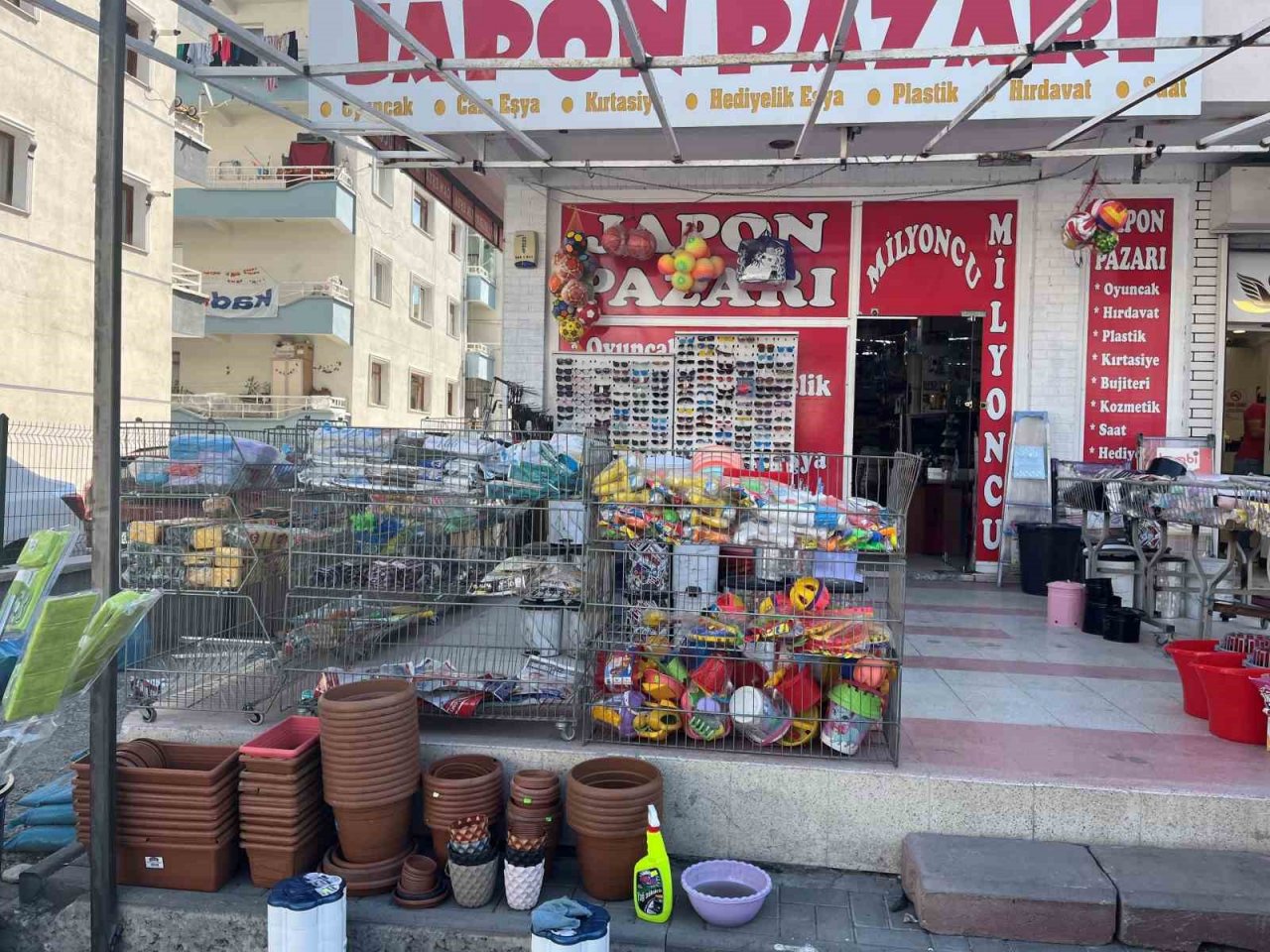 Başkent’te dükkan reyonlarına çarpan otomobilin güvenlik kamerası görüntüleri ortaya çıktı