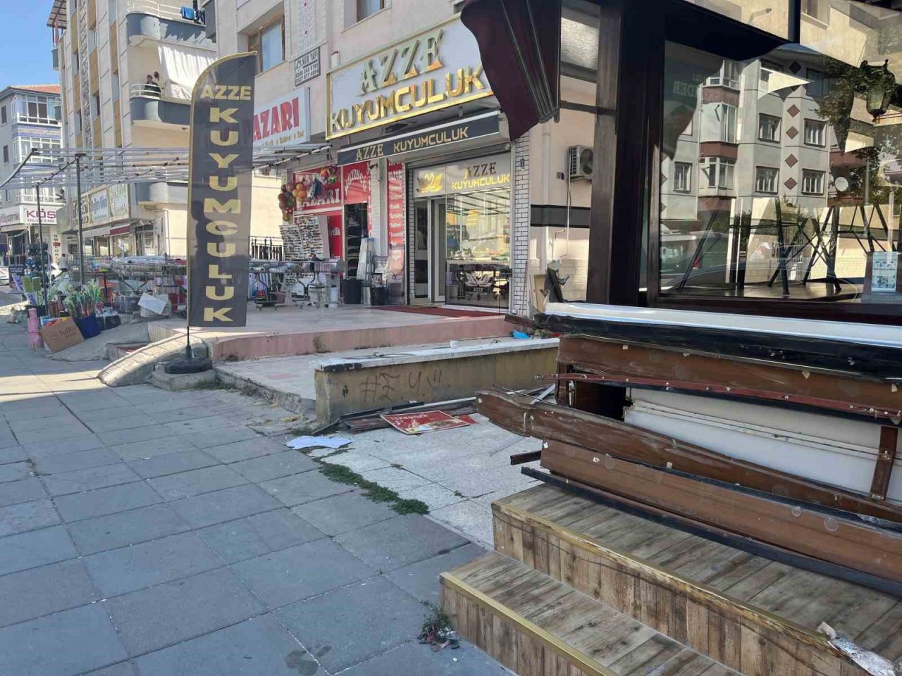 Başkent’te dükkan reyonlarına çarpan otomobilin güvenlik kamerası görüntüleri ortaya çıktı