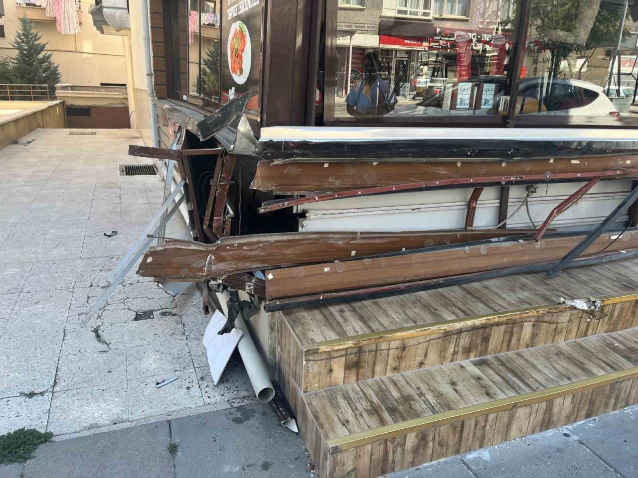 Başkent’te dükkan reyonlarına çarpan otomobilin güvenlik kamerası görüntüleri ortaya çıktı