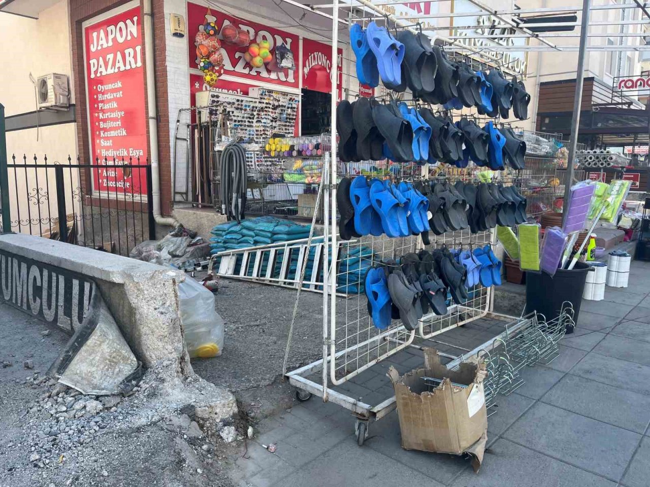 Başkent’te dükkan reyonlarına çarpan otomobilin güvenlik kamerası görüntüleri ortaya çıktı