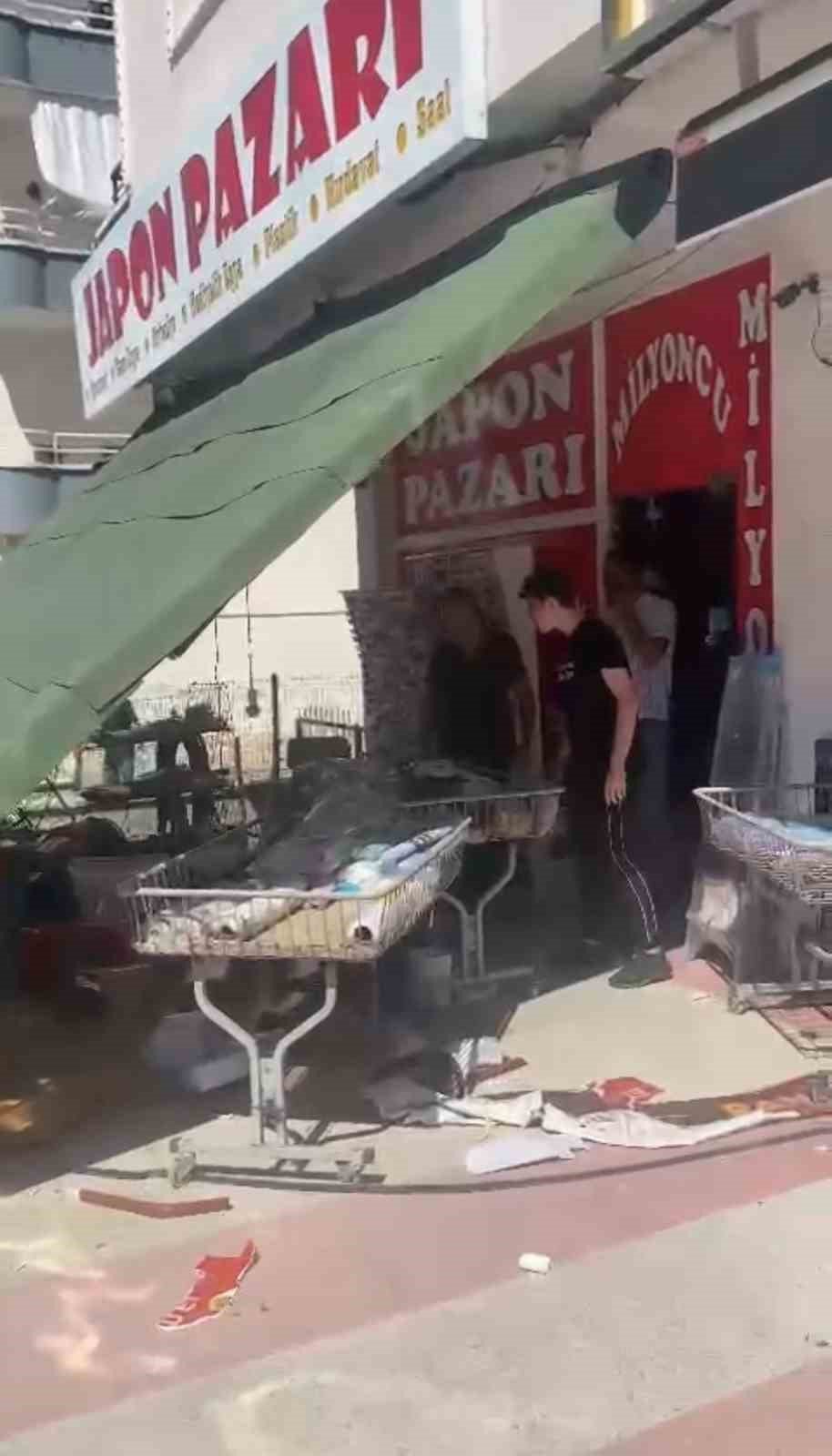 Başkent’te dükkan reyonlarına çarpan otomobilin güvenlik kamerası görüntüleri ortaya çıktı