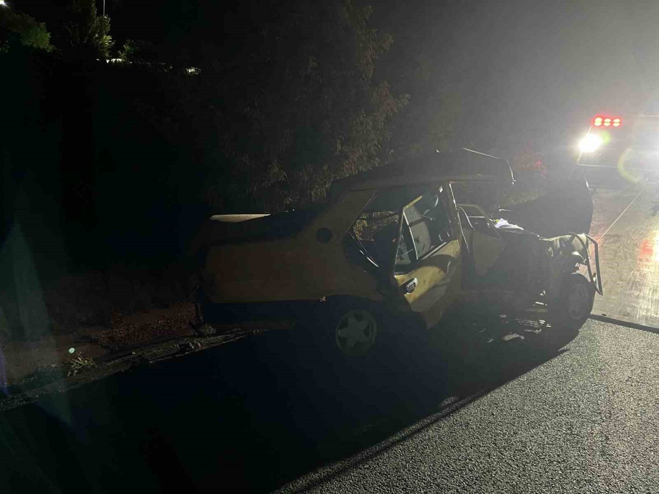 Ankara’da kontrolden çıkan otomobil ağaca çarptı: 2 ölü