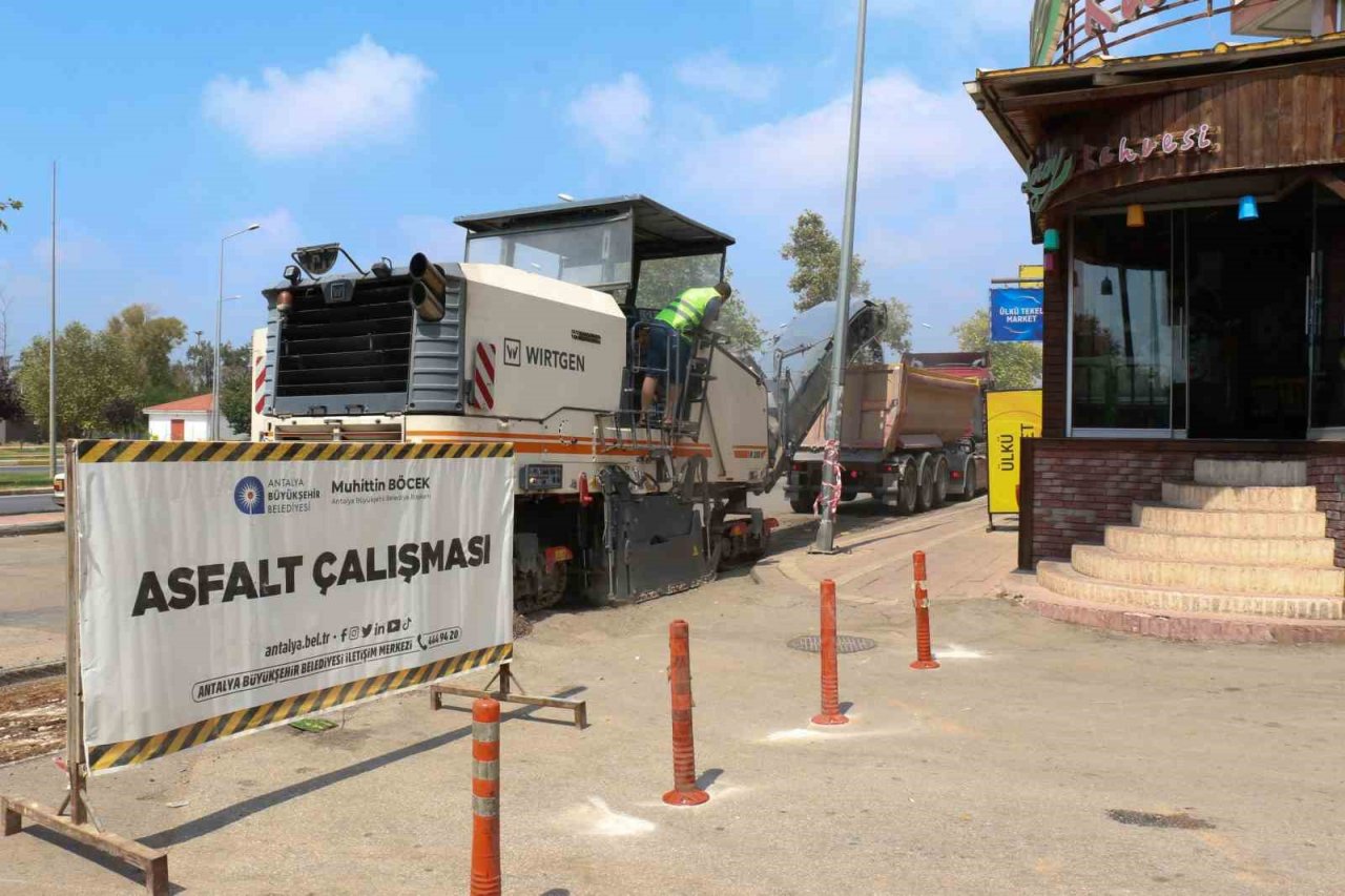 Antalya Bulvarı yan yolunda asfalt yenileme çalışması