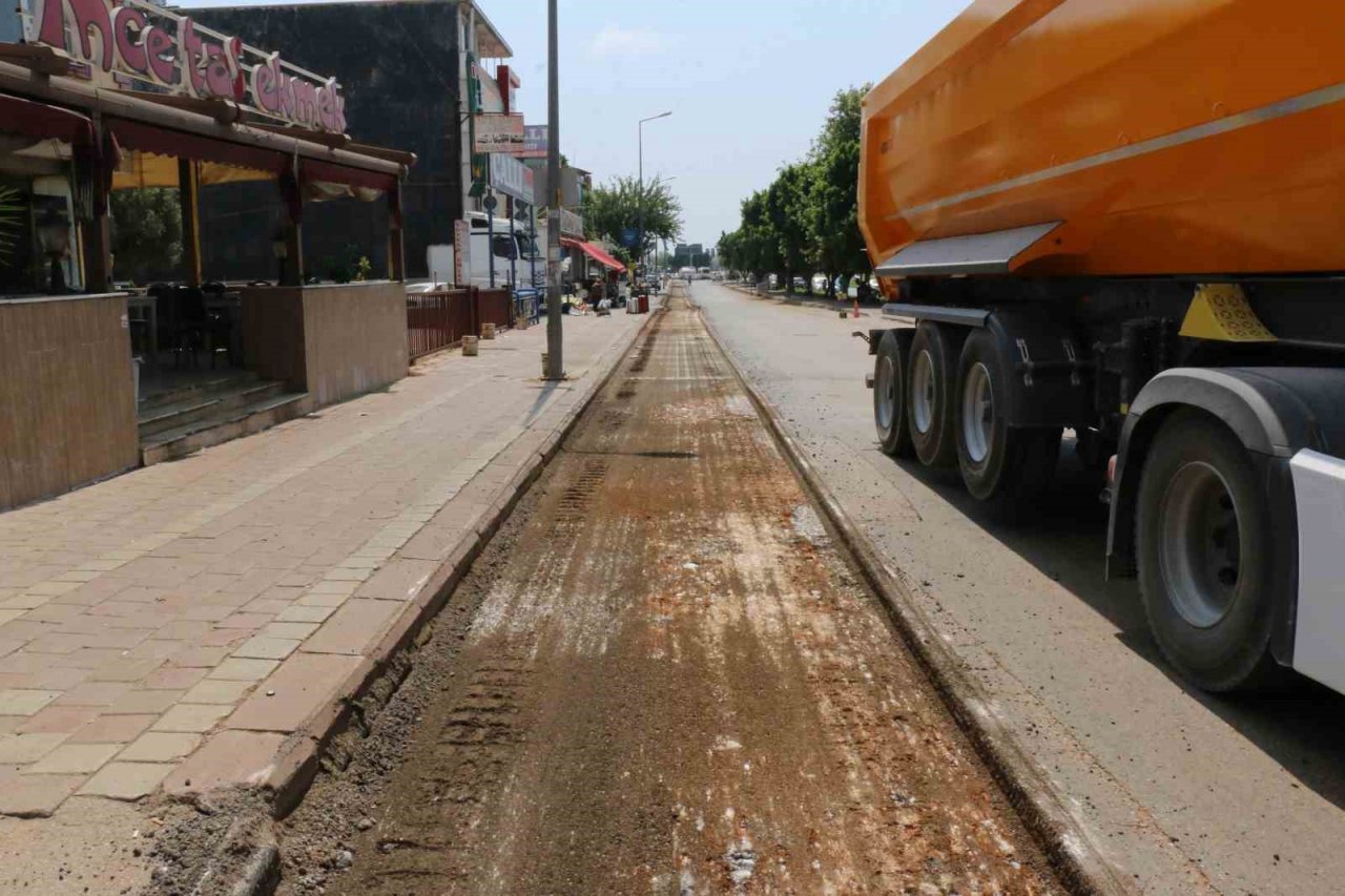 Antalya Bulvarı yan yolunda asfalt yenileme çalışması