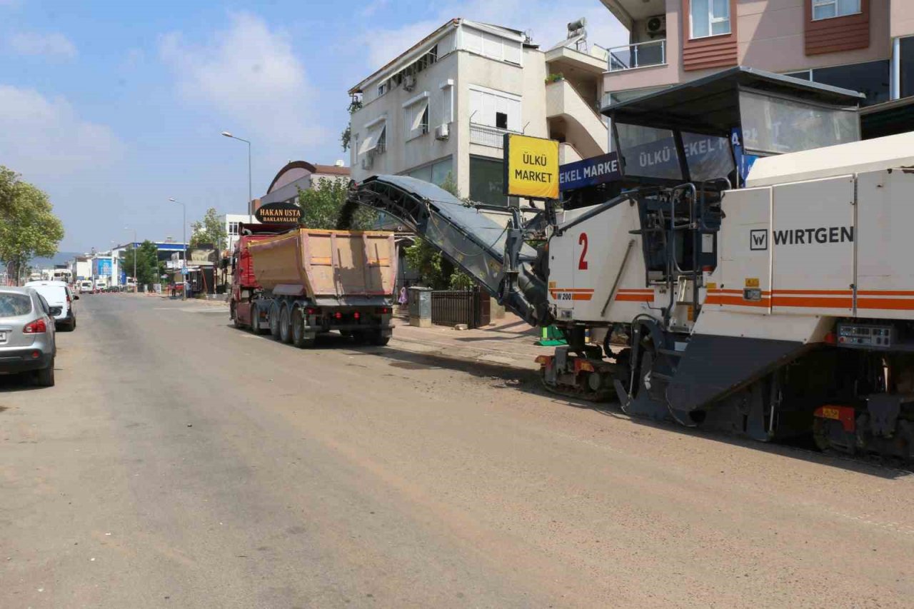 Antalya Bulvarı yan yolunda asfalt yenileme çalışması