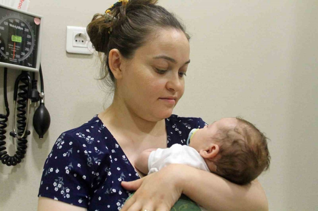 Pusetten düşüp kafatası kırılan 1 aylık bebek, başarılı ameliyatla hayata tutundu