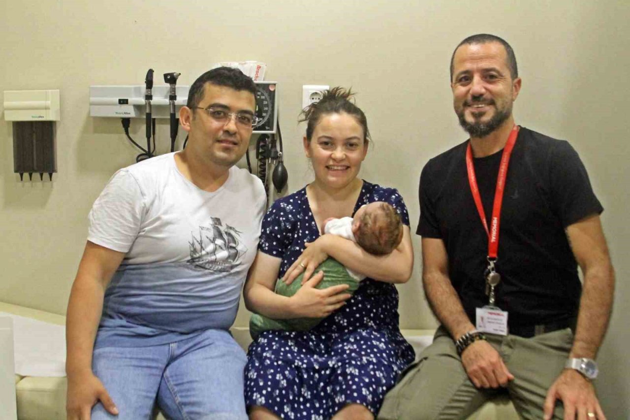 Pusetten düşüp kafatası kırılan 1 aylık bebek, başarılı ameliyatla hayata tutundu