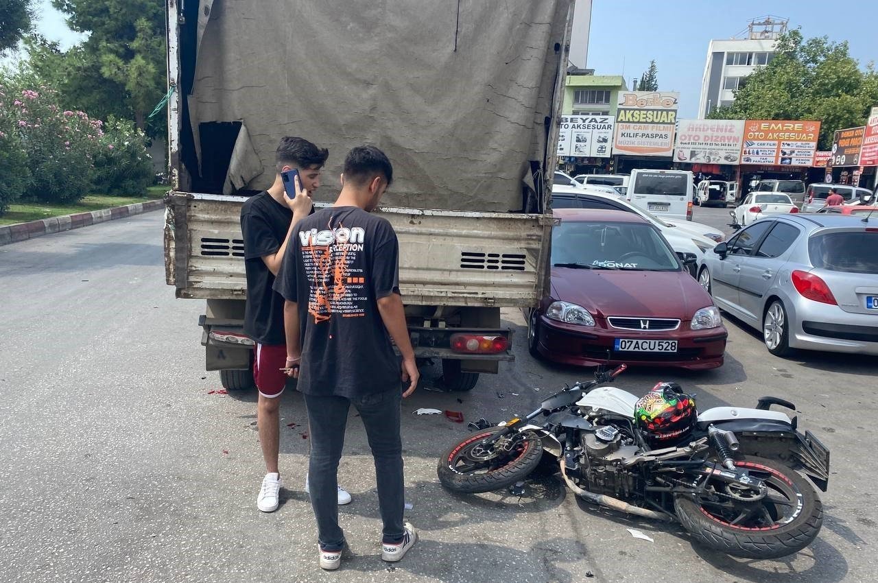 Kamyonetin altında kalan motosiklet sürücüsü kaskı sayesinde ölümden döndü