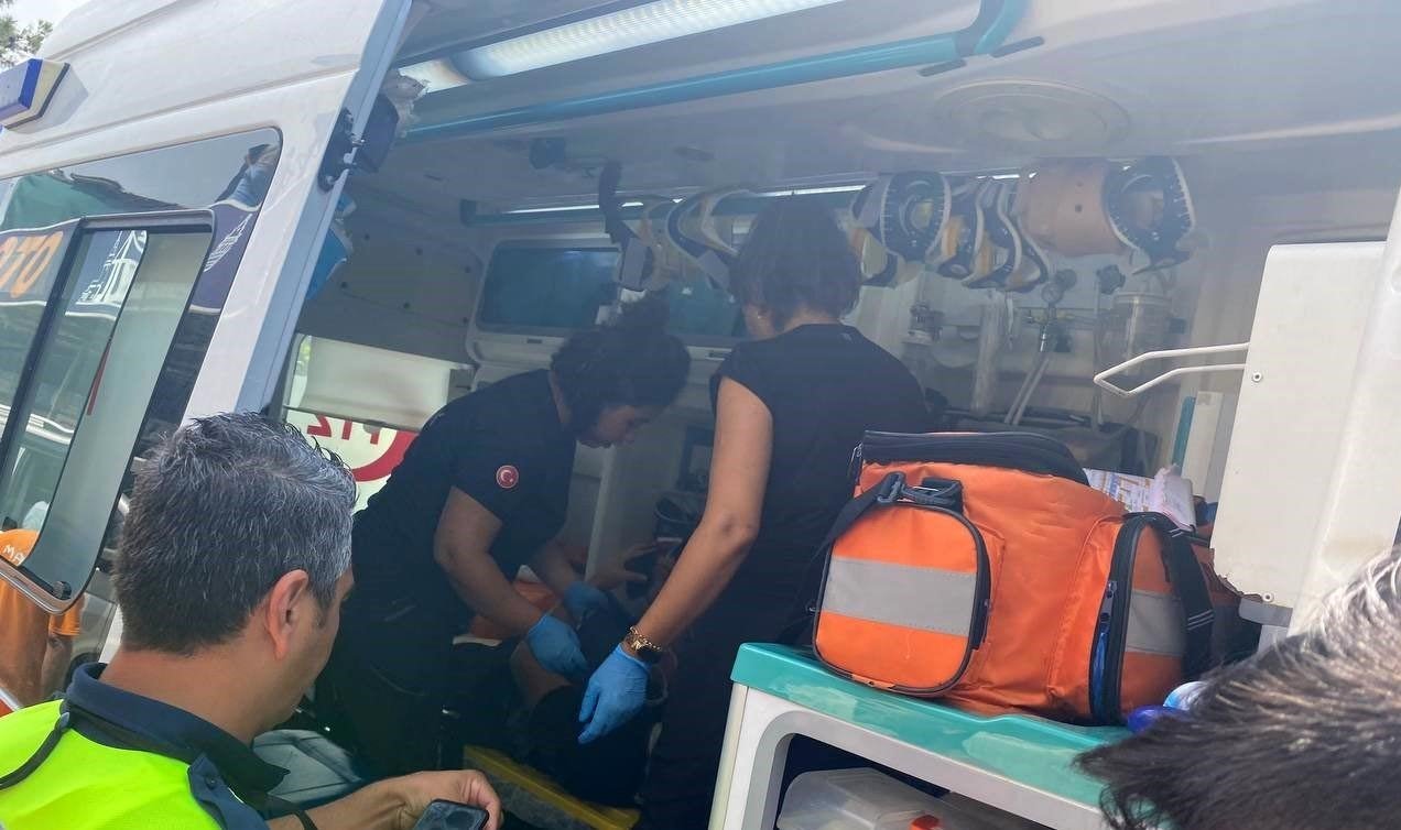 Kamyonetin altında kalan motosiklet sürücüsü kaskı sayesinde ölümden döndü