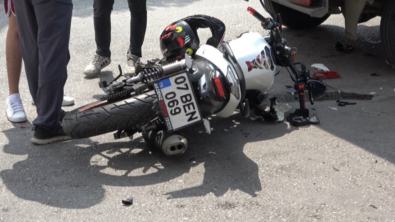 Kamyonetin altında kalan motosiklet sürücüsü kaskı sayesinde ölümden döndü