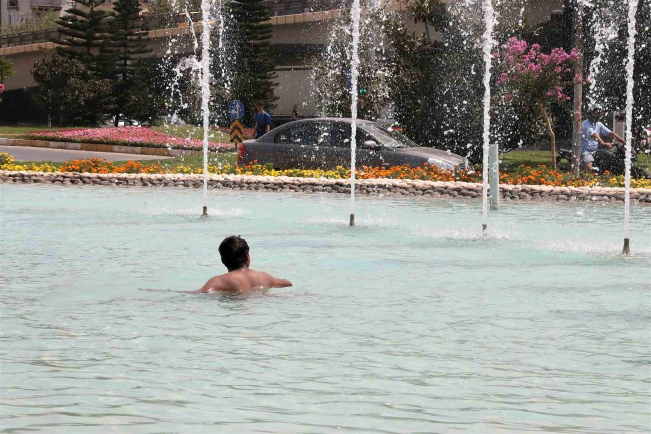 Antalya’da sıcak ve nemli havada bunalan çocuklar soluğu süs havuzunda aldı