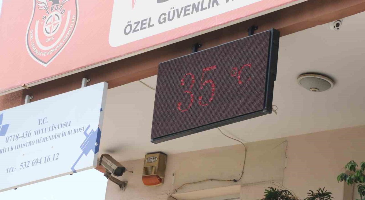 Antalya’da sıcak ve nemli havada bunalan çocuklar soluğu süs havuzunda aldı