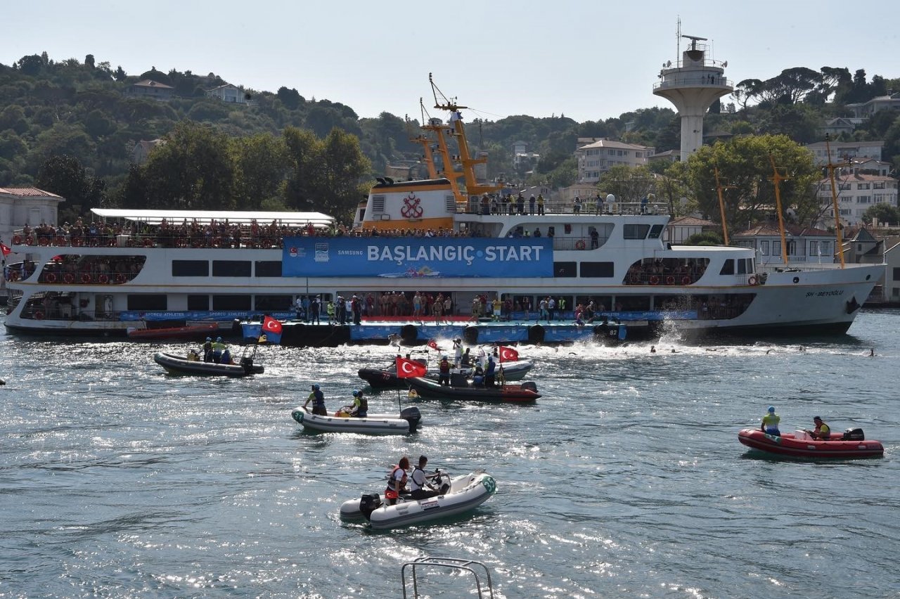 Kazada iki kolunu kaybeden Avcılar Belediye Başkanı Hançerli üçüncü kez boğazı yüzerek geçti