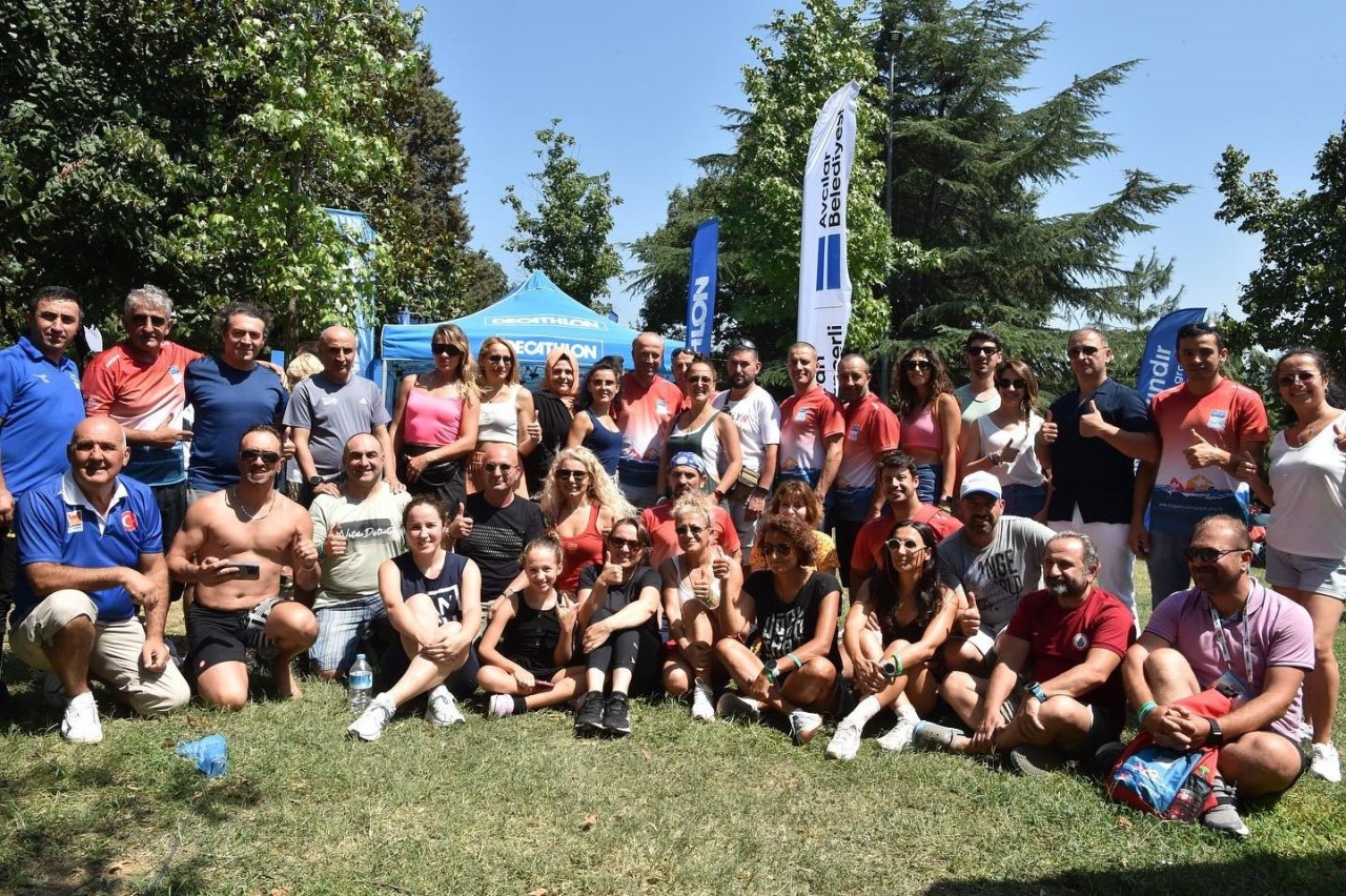 Kazada iki kolunu kaybeden Avcılar Belediye Başkanı Hançerli üçüncü kez boğazı yüzerek geçti