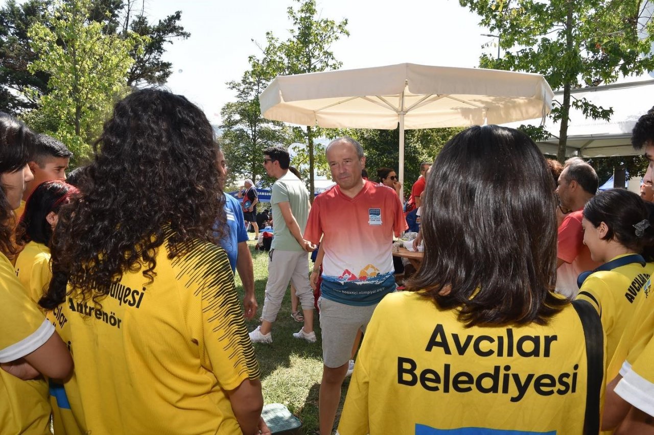 Kazada iki kolunu kaybeden Avcılar Belediye Başkanı Hançerli üçüncü kez boğazı yüzerek geçti