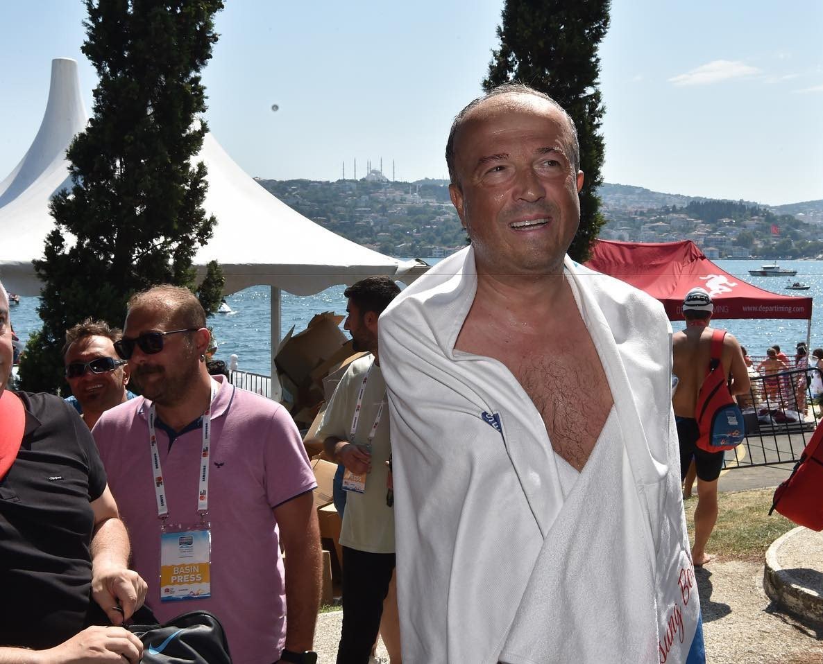 Kazada iki kolunu kaybeden Avcılar Belediye Başkanı Hançerli üçüncü kez boğazı yüzerek geçti