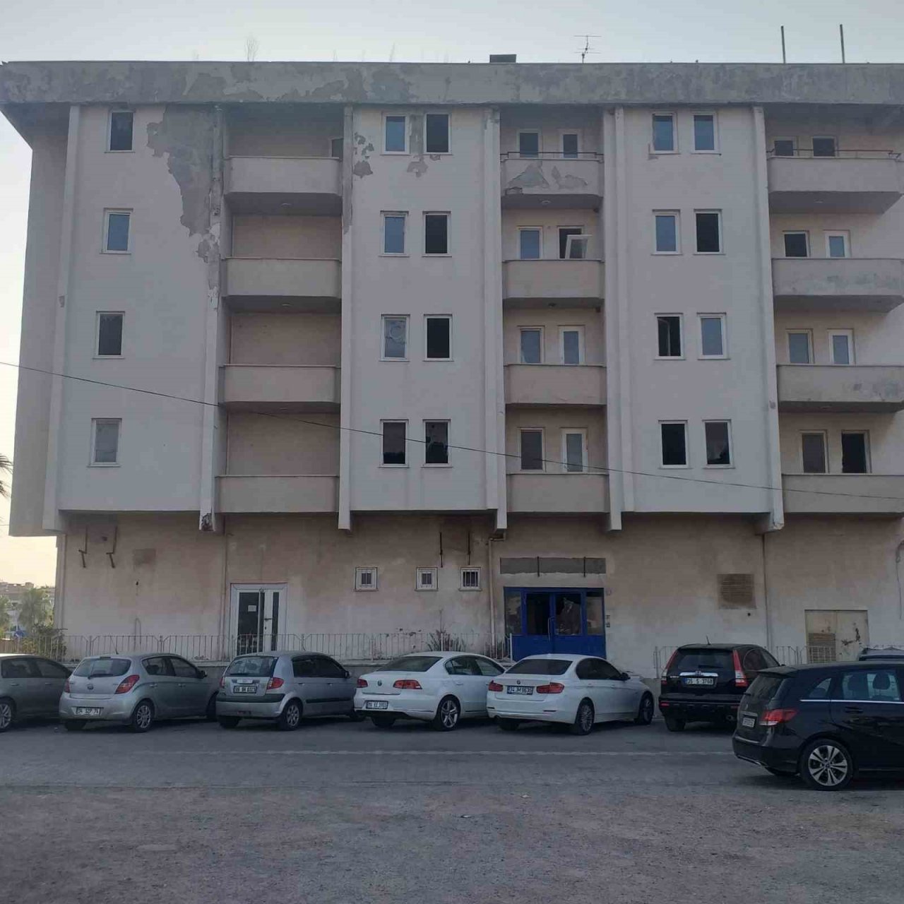 Kaçak olduğu iddia edilen eski PTT binasının ne zaman yıkılacağı merak konusu oldu