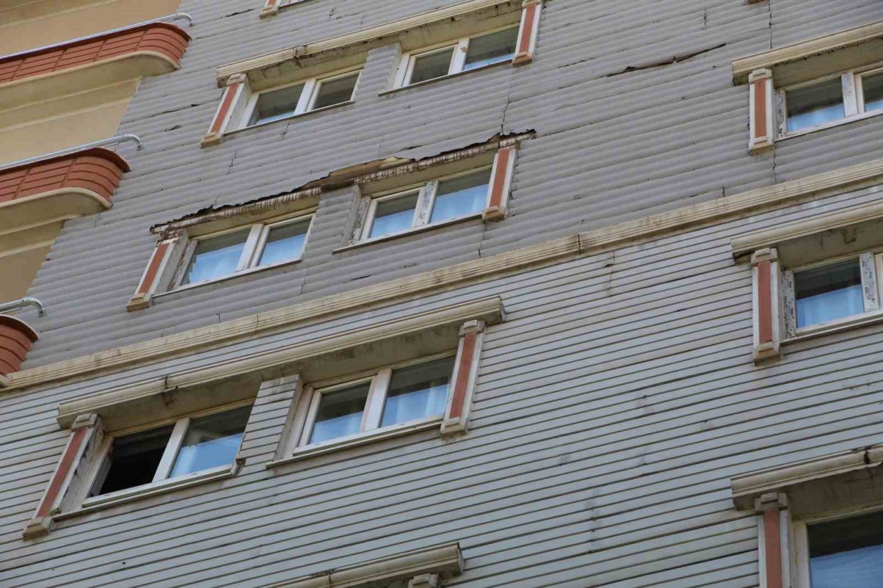 Binadan kopan beton parçaları park halindeki aracın üzerine düştü