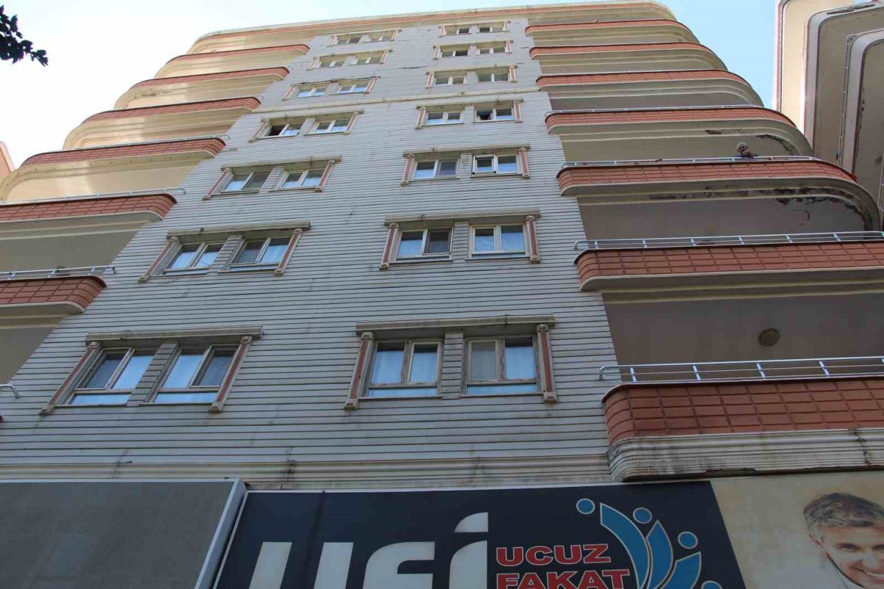 Binadan kopan beton parçaları park halindeki aracın üzerine düştü