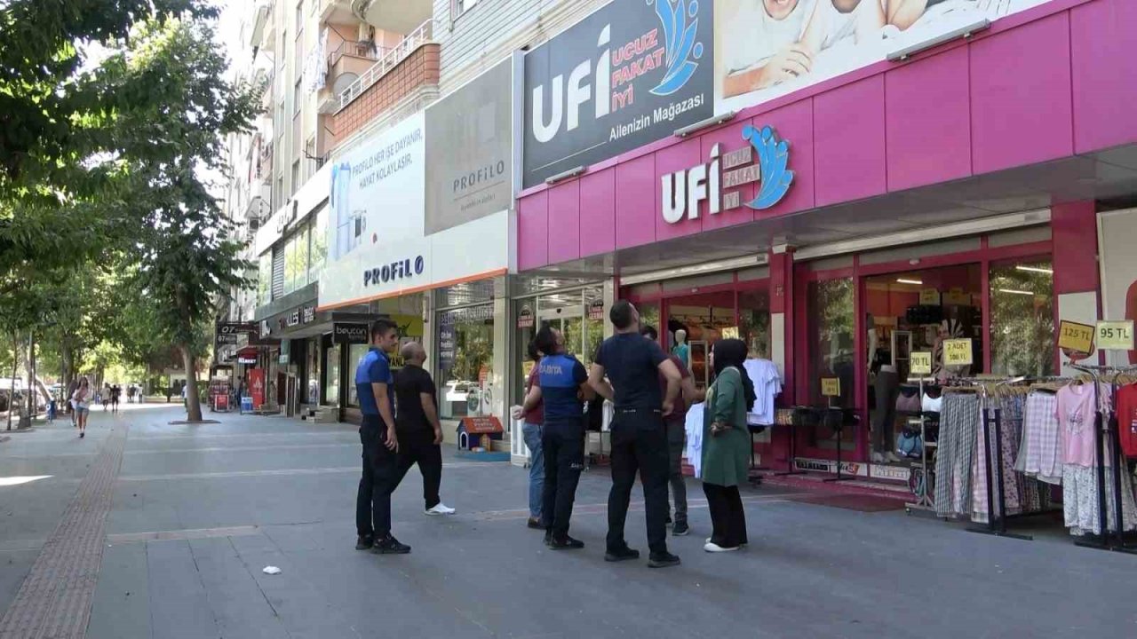 Binadan kopan beton parçaları park halindeki aracın üzerine düştü