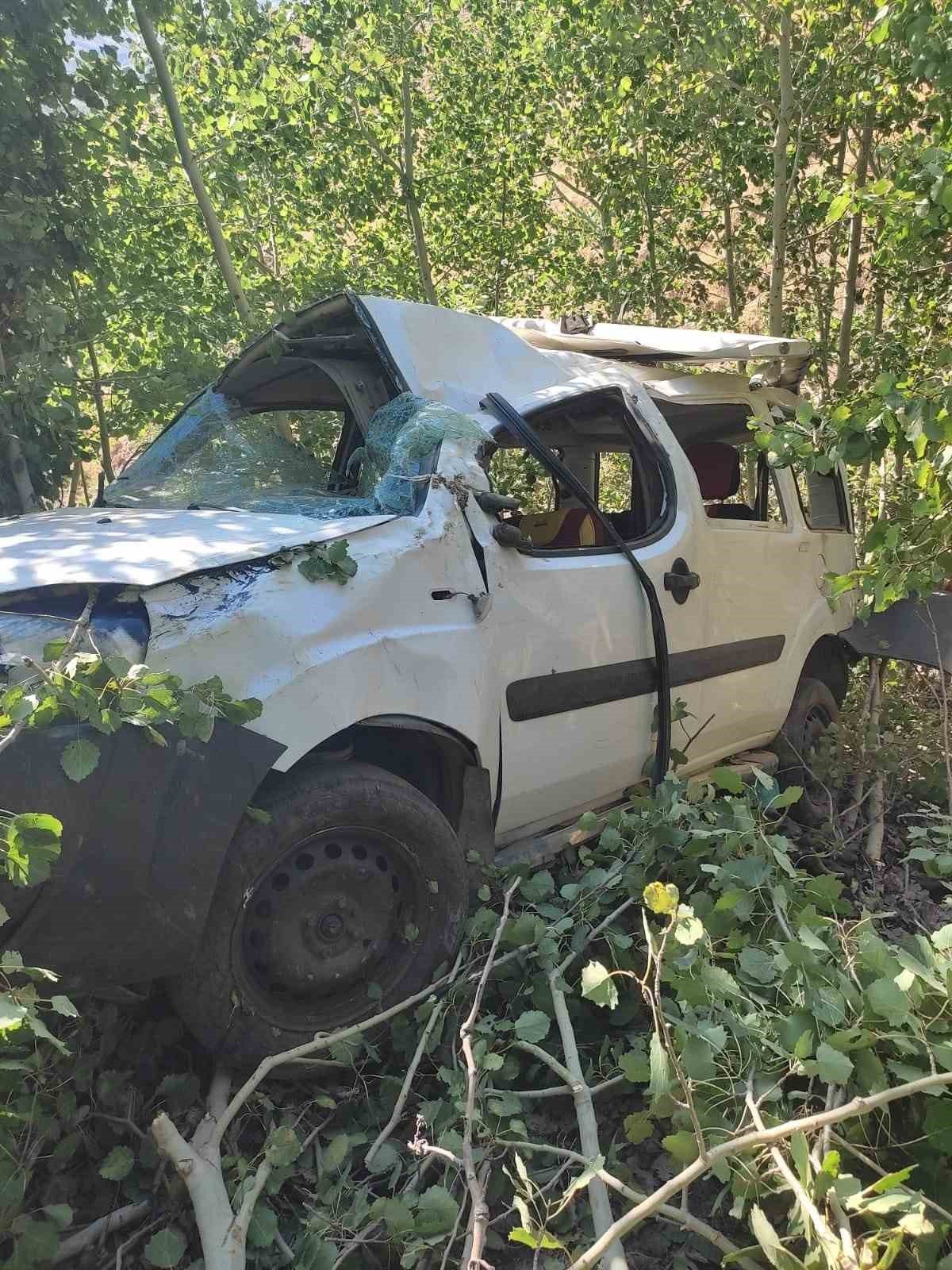 Bingöl’de hafif ticari araç şarampole yuvarlandı: 2 yaralı