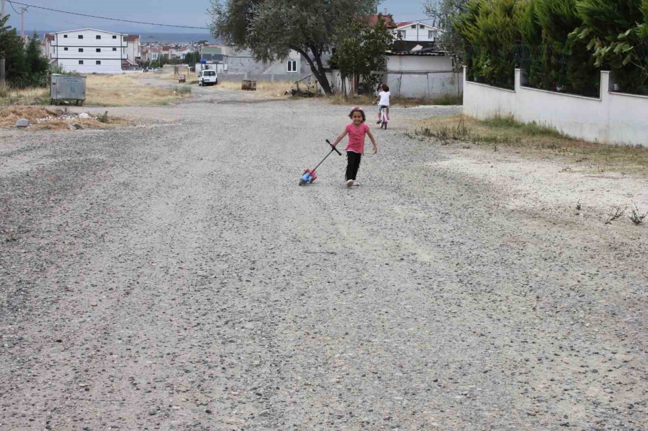 Elektrik var, su var, doğal gaz var ama yol yok