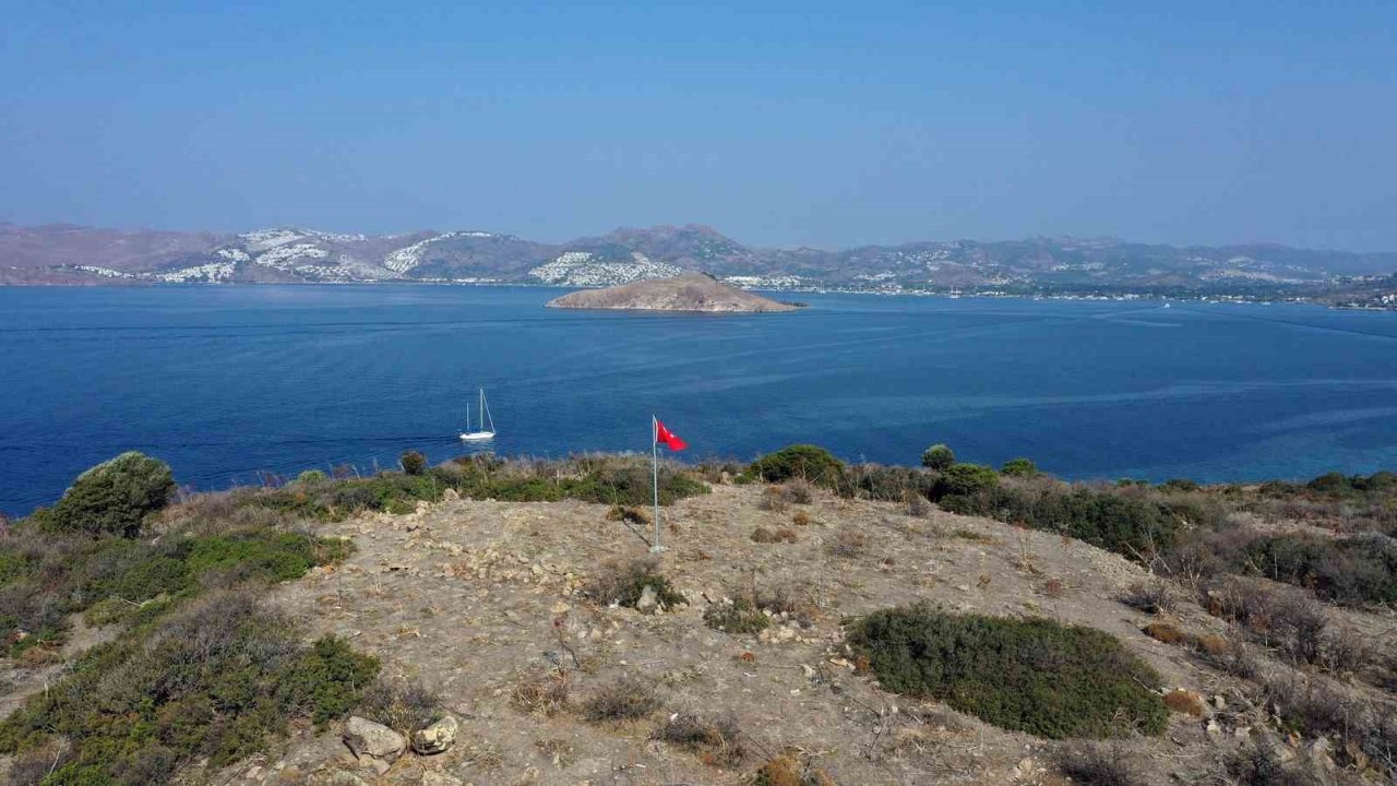 Bodrum’da ada ve koylar Türk bayrağı ile donatıldı