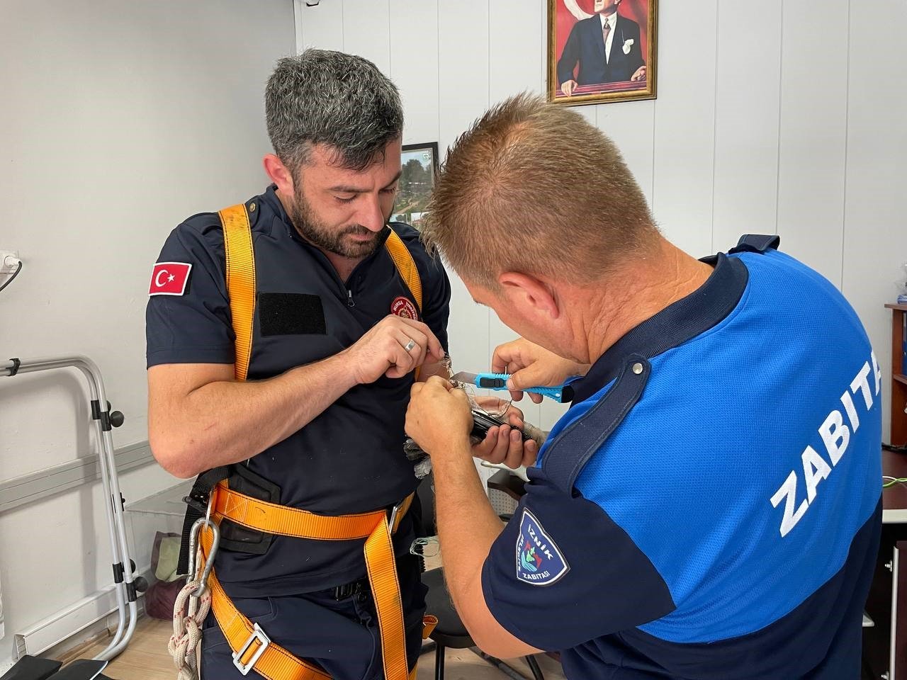 152 yıllık anıt ağaçta mahsur kalan kuş itfaiye ekipleri tarafından kurtarıldı