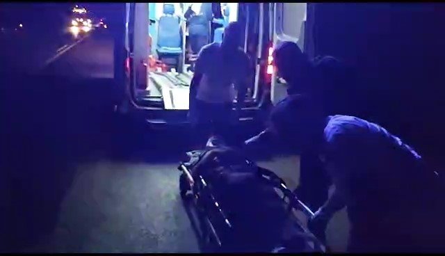 Yakıtı biten motosikleti iterken tırın çarpmasıyla yaralandılar