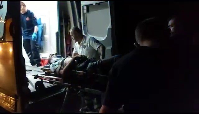 Yakıtı biten motosikleti iterken tırın çarpmasıyla yaralandılar