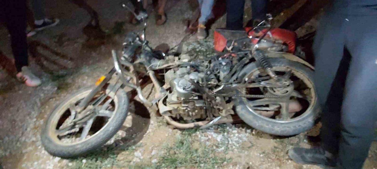 Yakıtı biten motosikleti iterken tırın çarpmasıyla yaralandılar