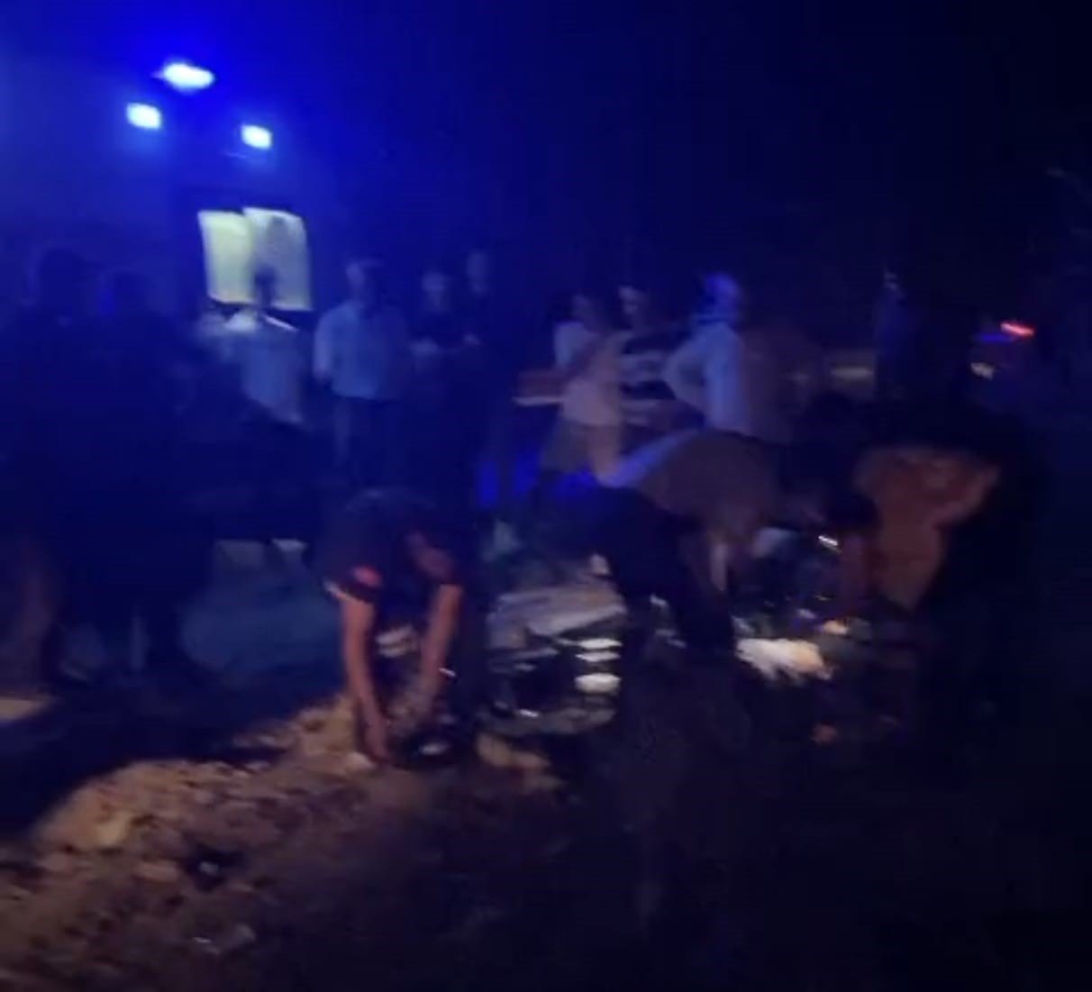 Parkta iki grup arasında bıçaklı kavga: 3 yaralı